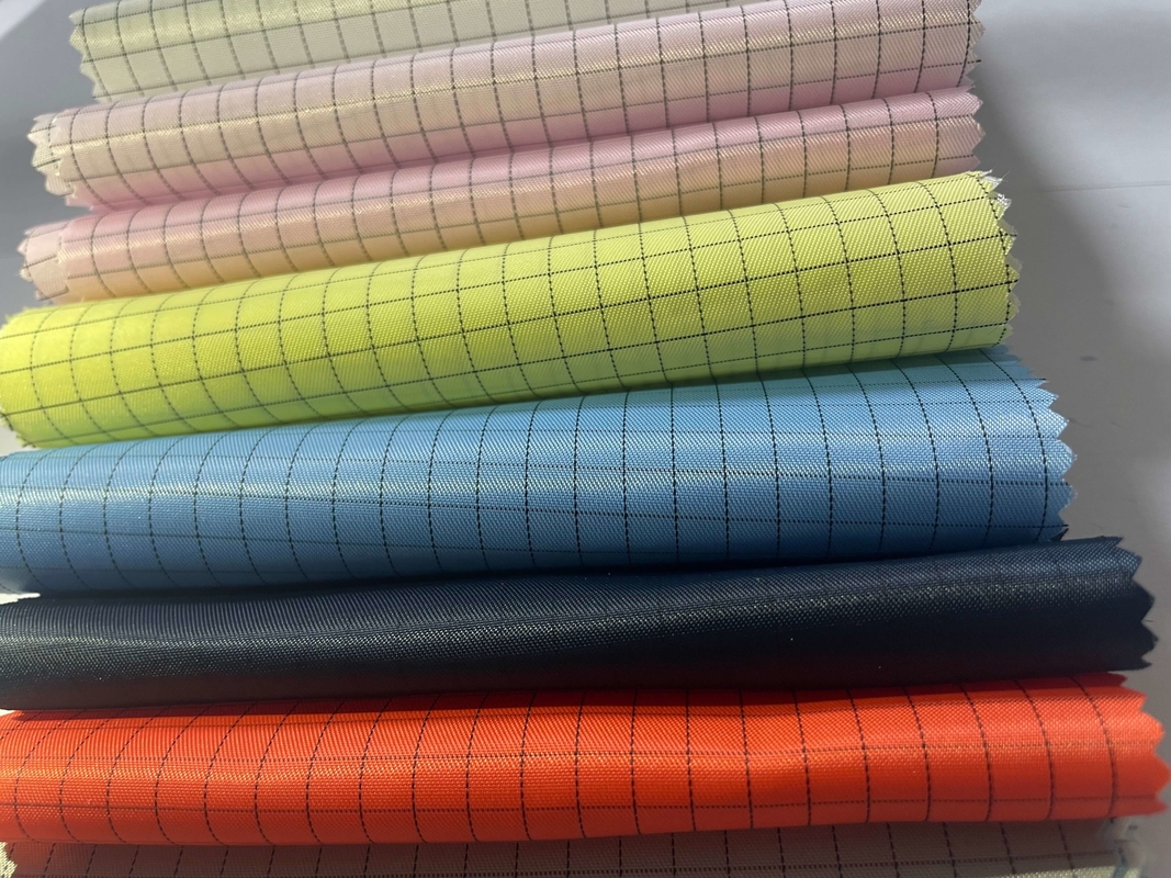 Lichtgewicht Antistatische ESD Katoenen van de Stoffenpolyester Comfortabele ESD 5mm Strookstof voor Cleanroom Antistatische Kleren